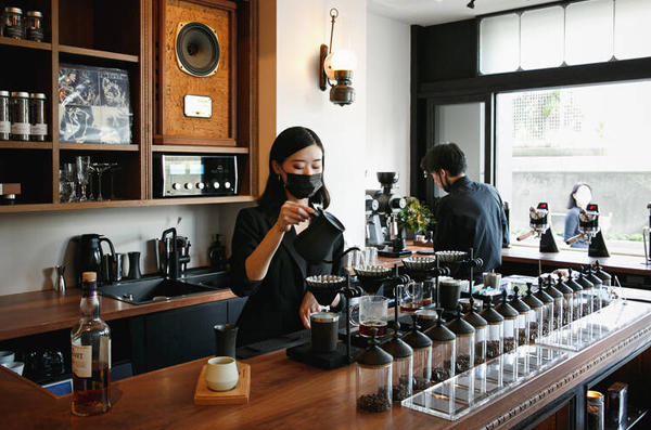 Caf&eacute;s & Beverage Shops