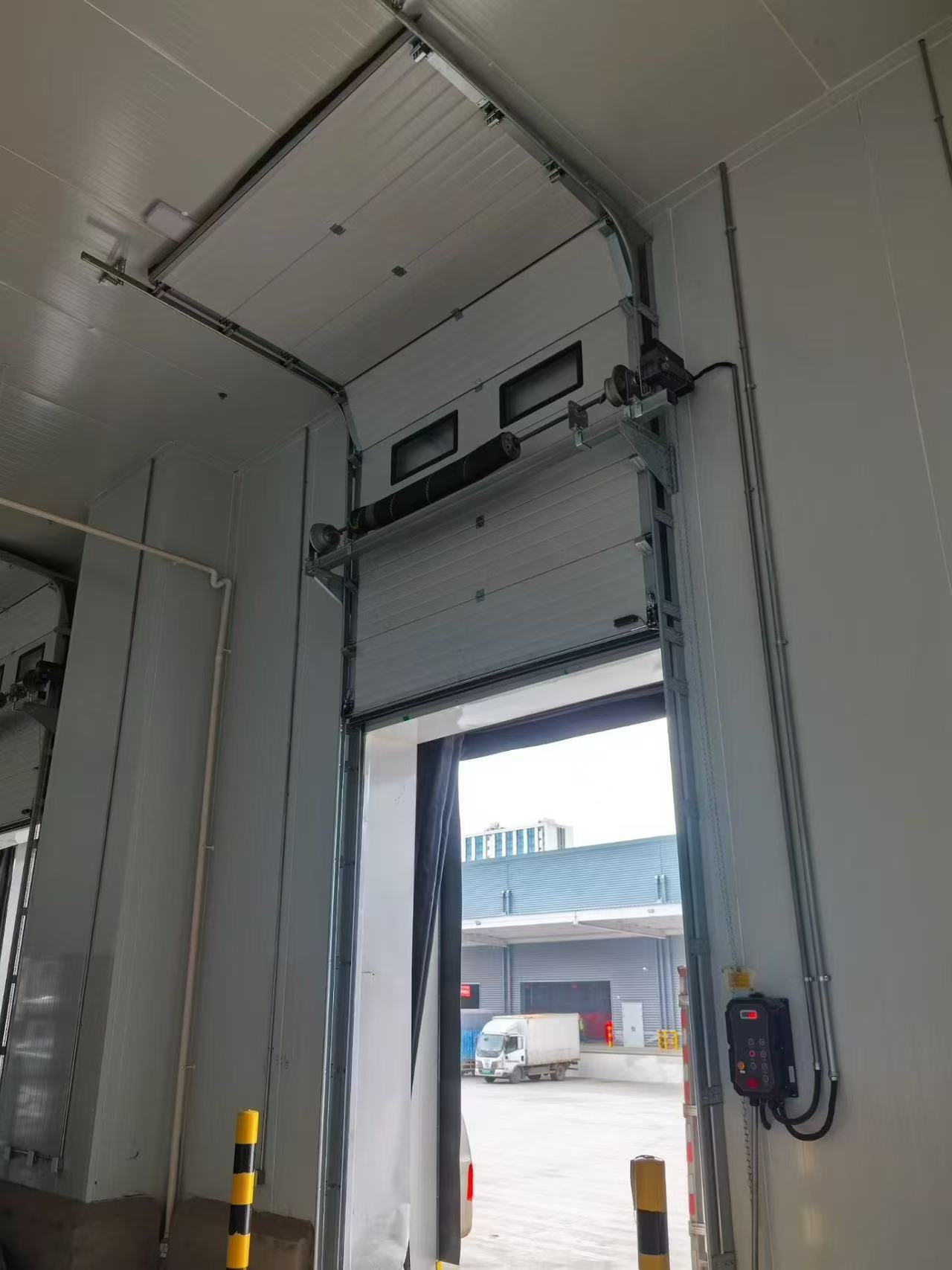Cold room lifting door